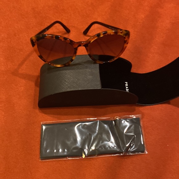 PRADA cat ayes  brown sunglasses 😎 - Picture 6 of 7